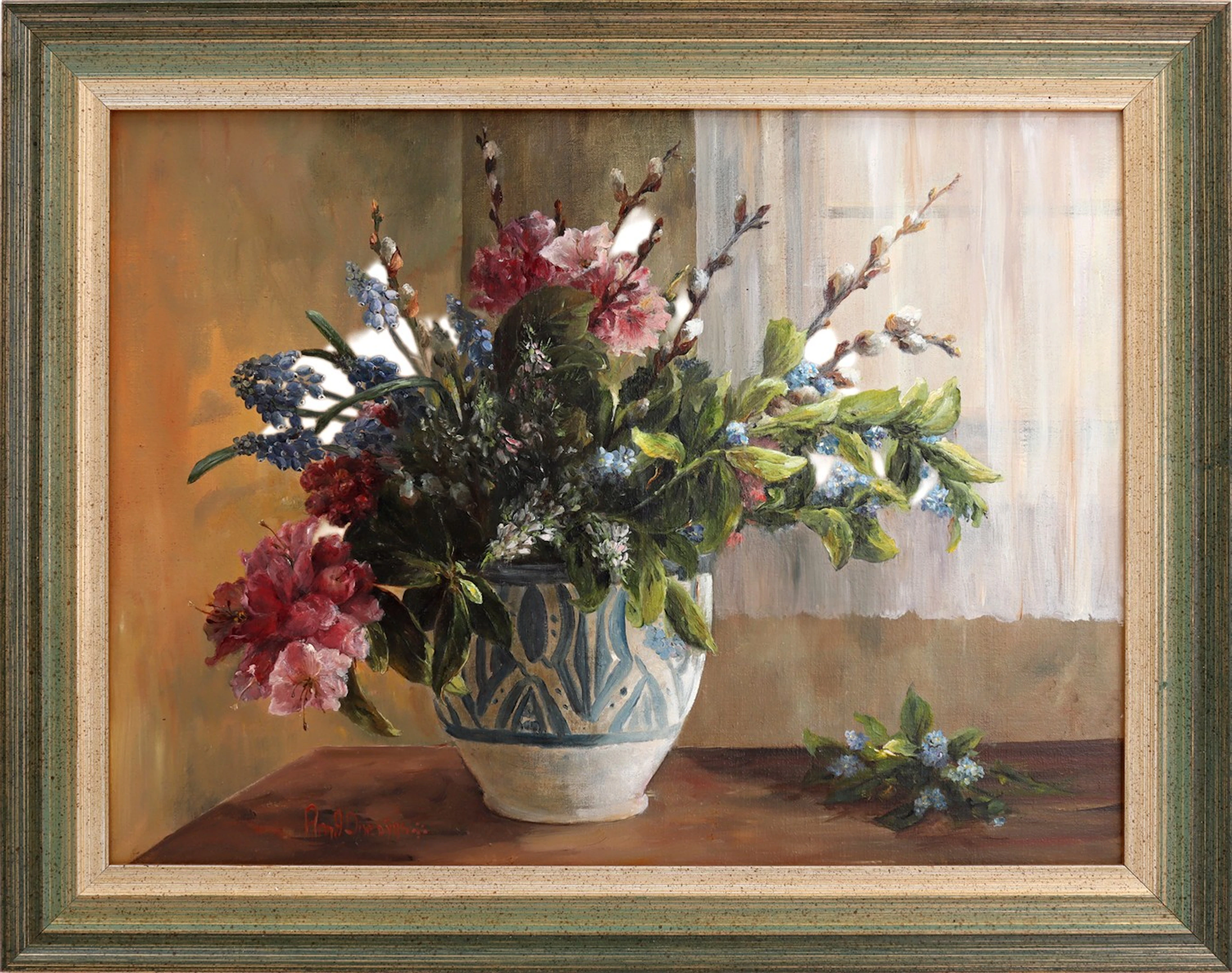 Stilleven van aardewerken vaas met bloemen
