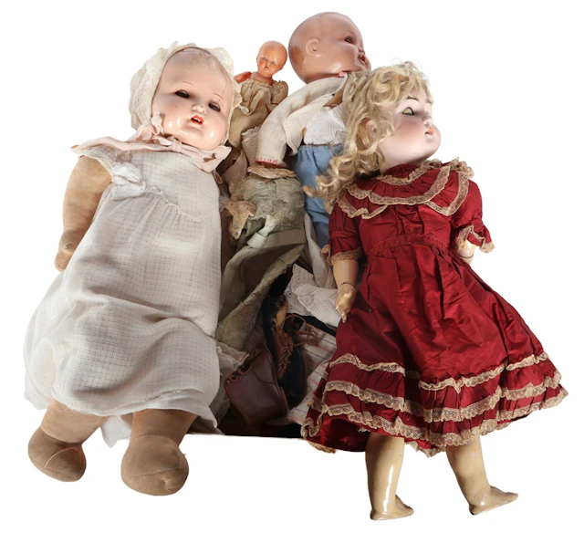 Kavel bestaande uit 4 poppen waarvan 2 van papiermaché