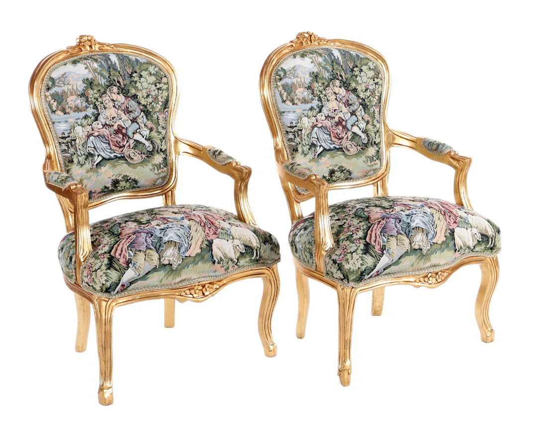2 klassieke goudkleurige houten armstoelen voorzien van...
