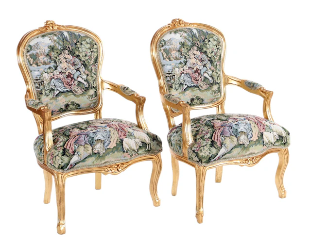 2 klassieke goudkleurige houten armstoelen voorzien van...