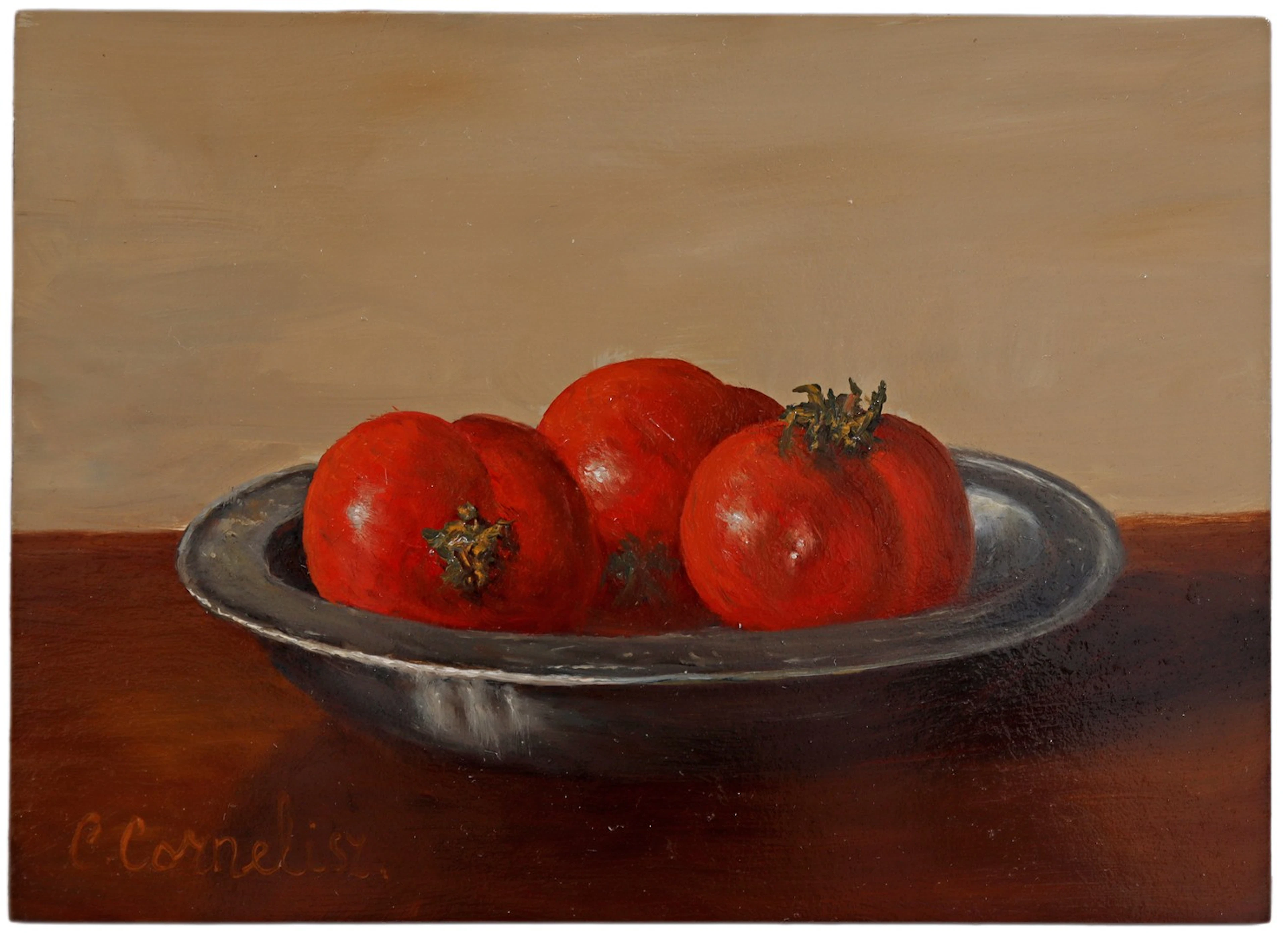 Stilleven van tinnen schaal met tomaten