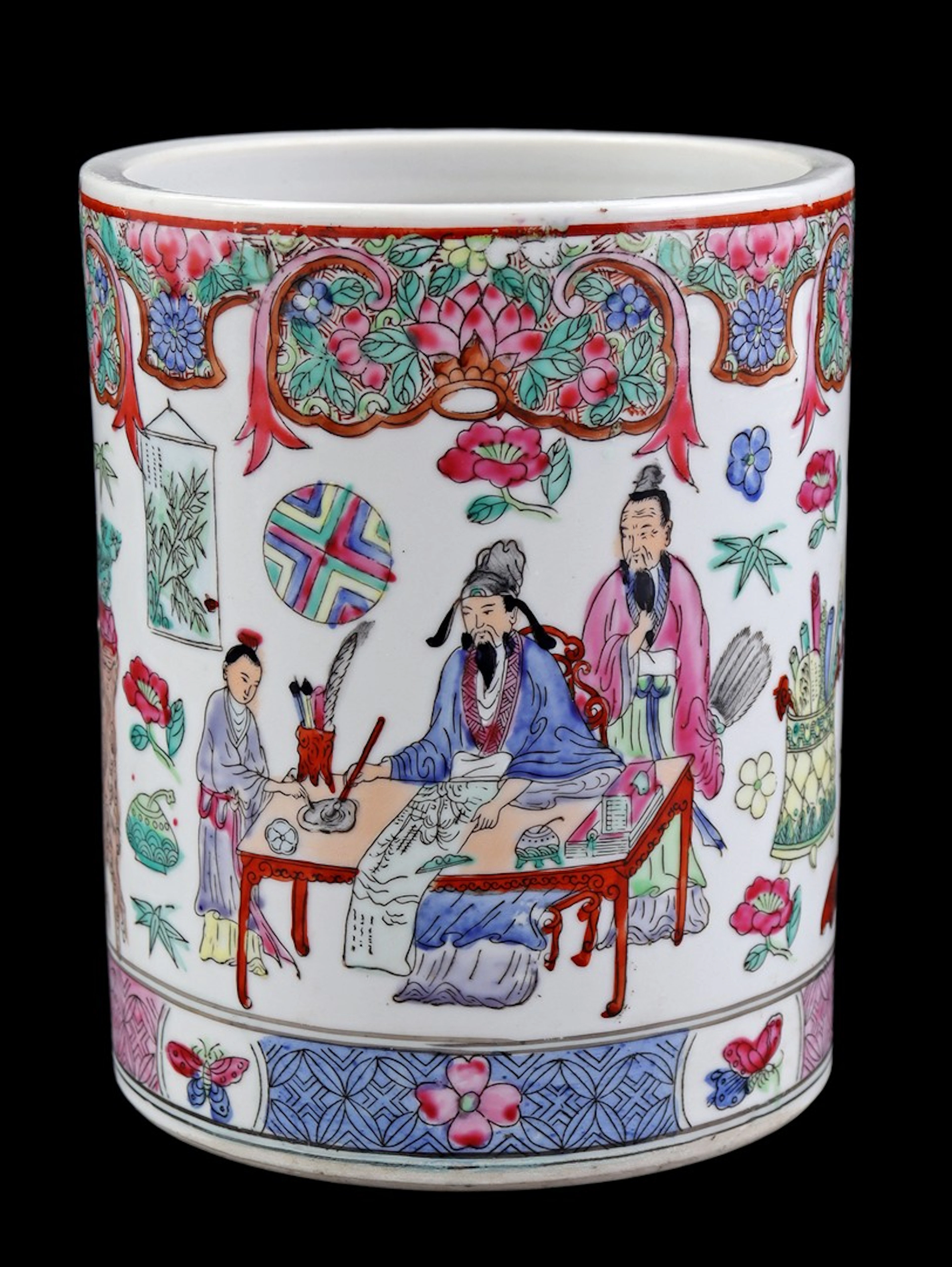 Porseleinen penselenpot met rijk polychroom decor van vele figuren en bloemen