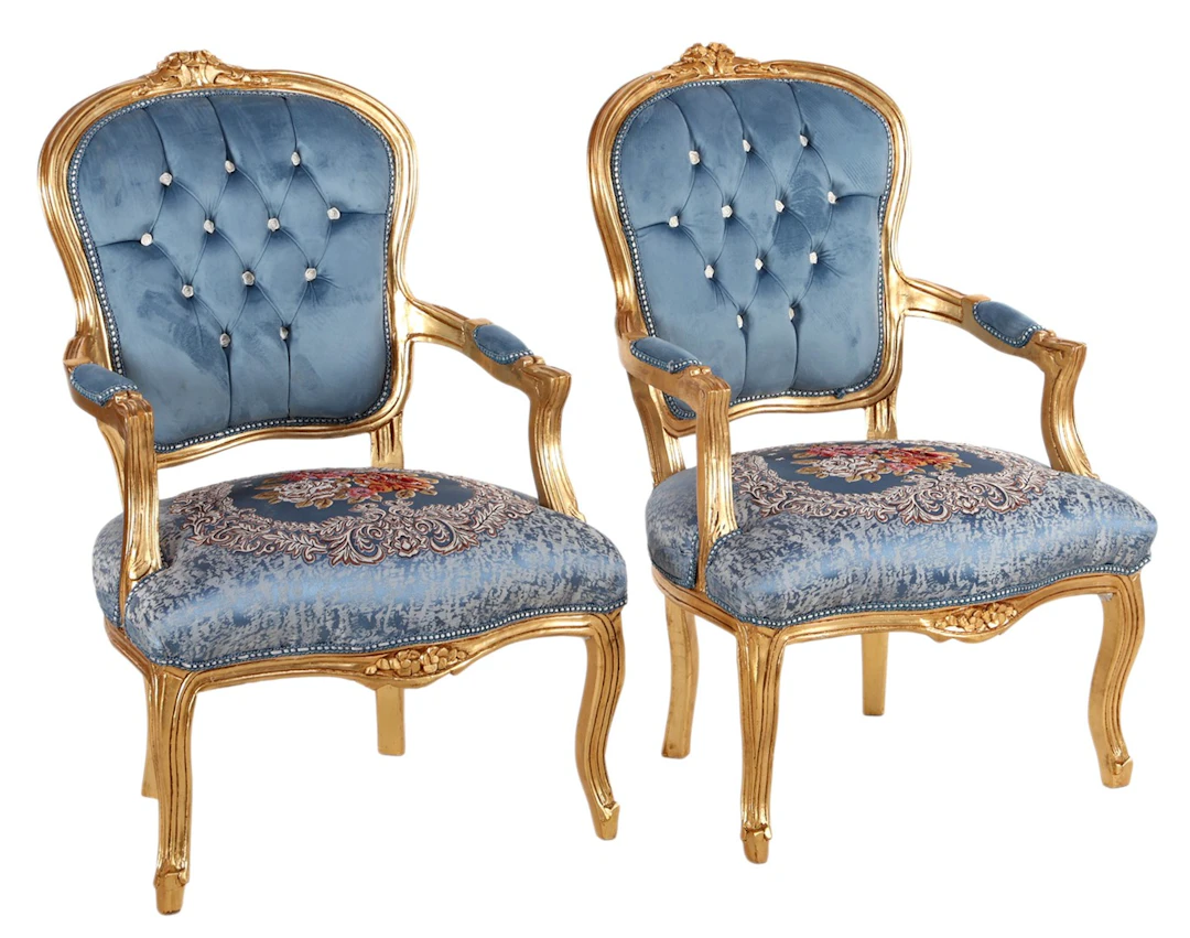 2 klassieke armstoelen met bewerkt goudkleurig frame en lichtblauwe stoffering