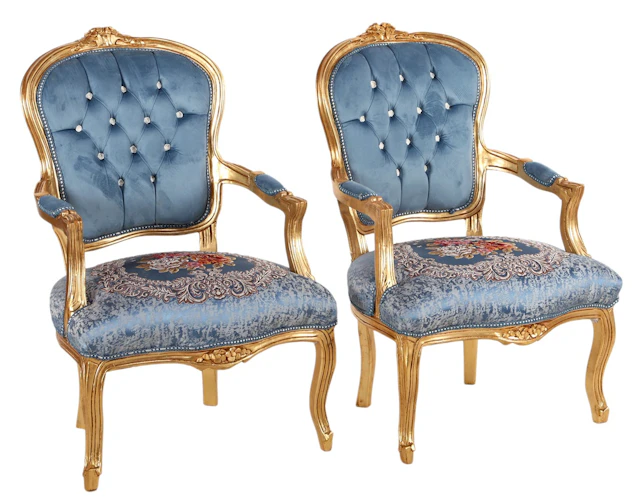 2 klassieke armstoelen met bewerkt goudkleurig frame en lichtblauwe stoffering