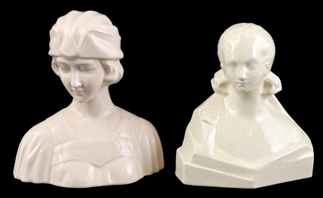 2 Art Deco-stijl aardewerken borstbeelden van vrouwen