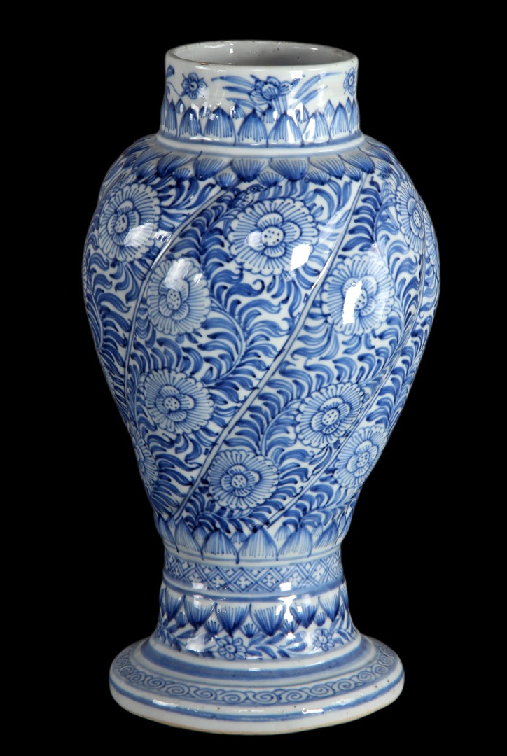 Getordeerd porseleinen vaas met blauw floraal decor