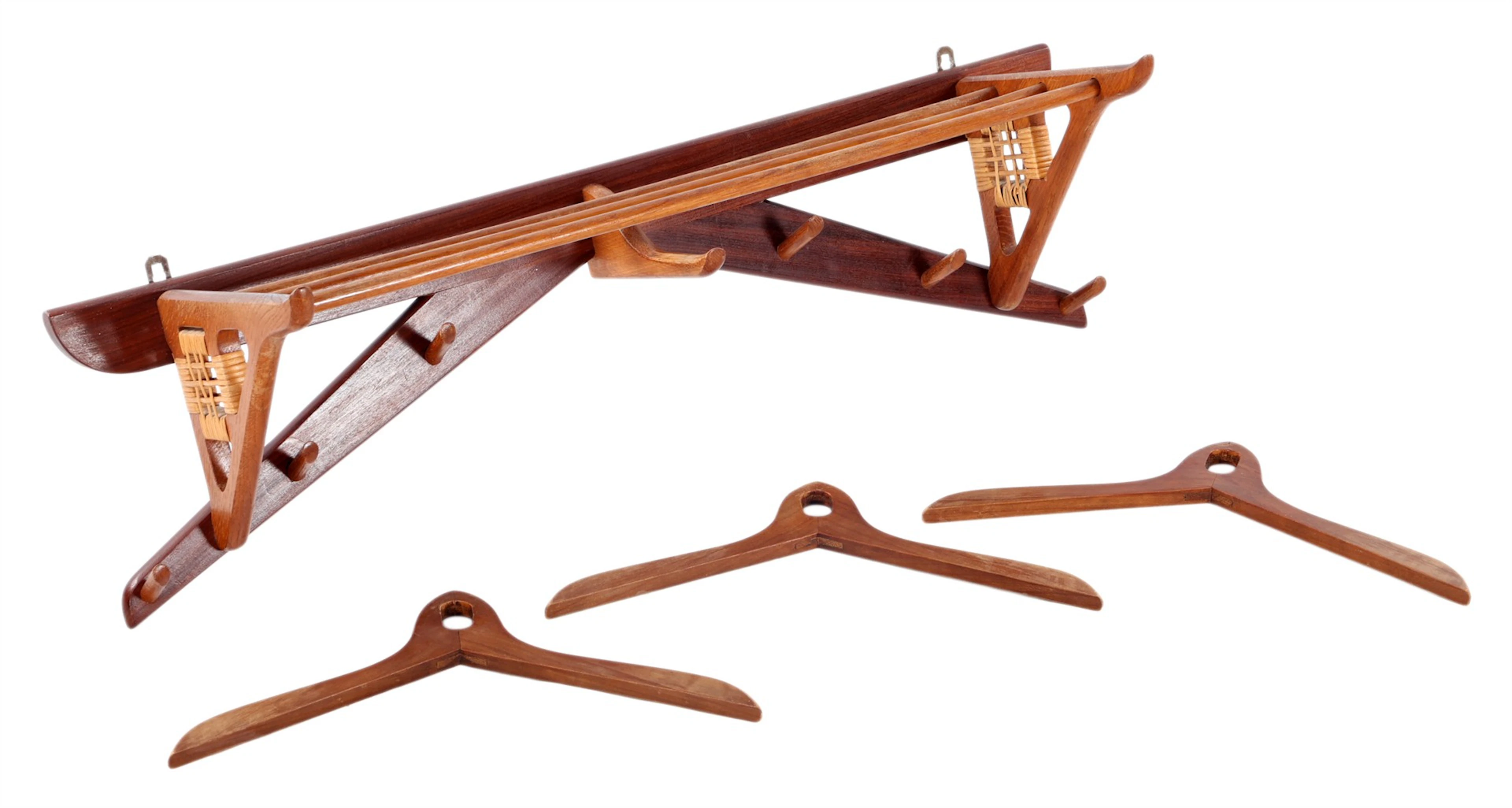 Notenfineer wandkapstok met hoedenplank