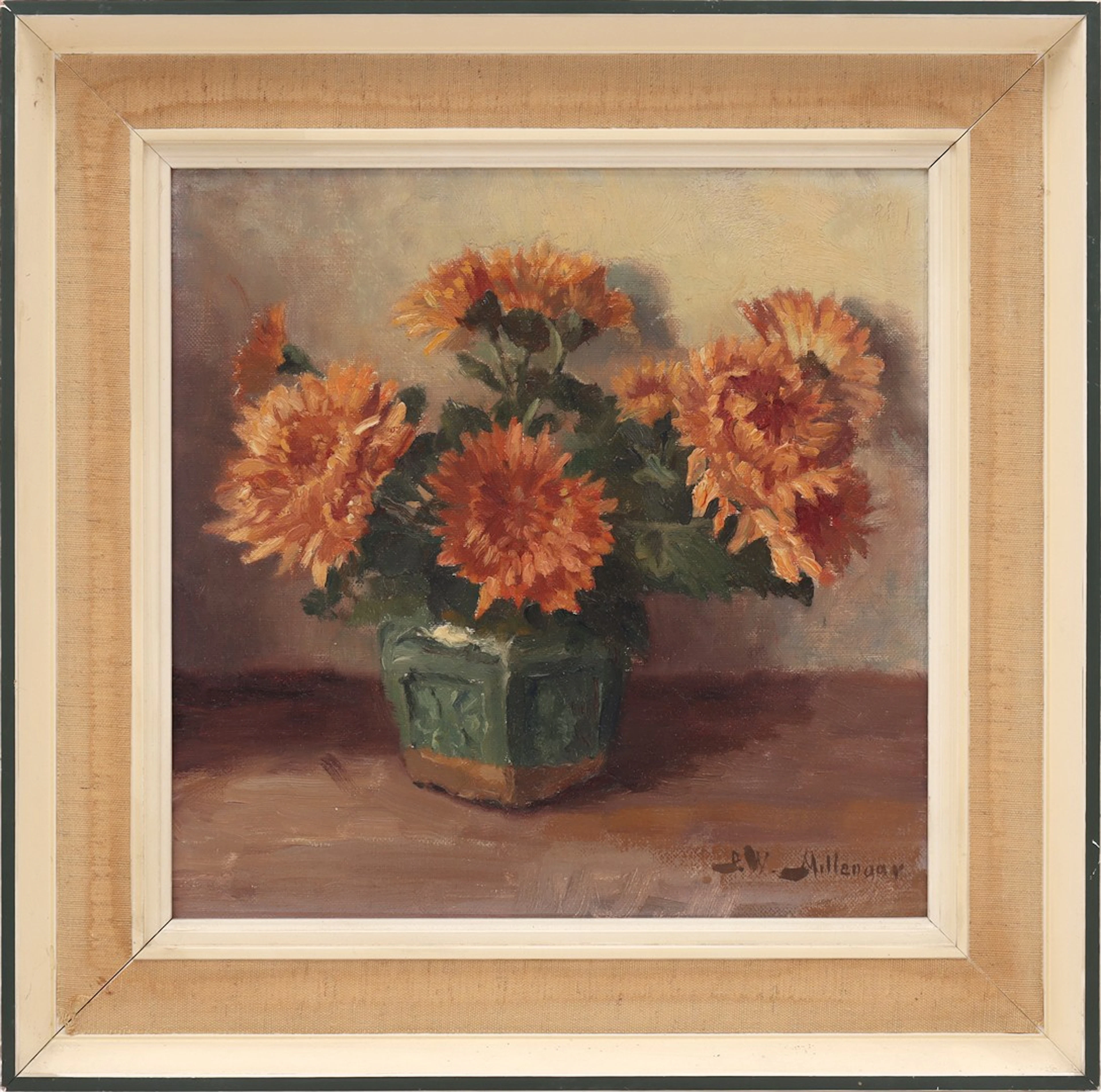 Chrysanten in groen geglazuurde aardewerken pot