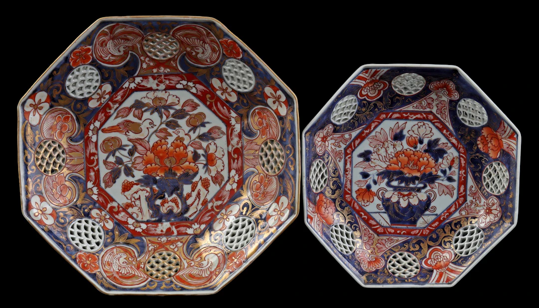 2 octogonale porseleinen Imari schotels met floraal decor en ajour buitenrand