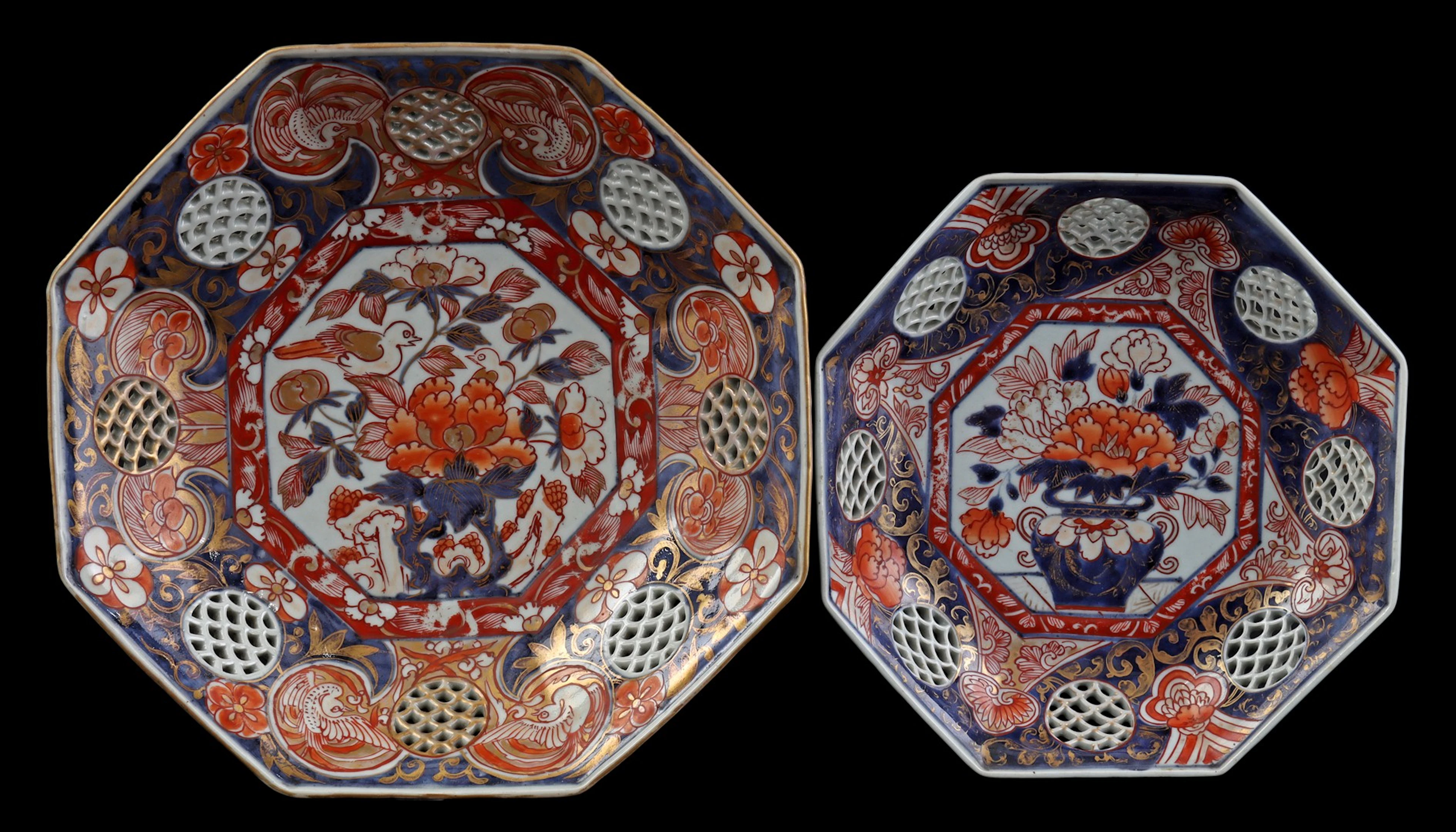2 octogonale porseleinen Imari schotels met floraal decor en ajour buitenrand