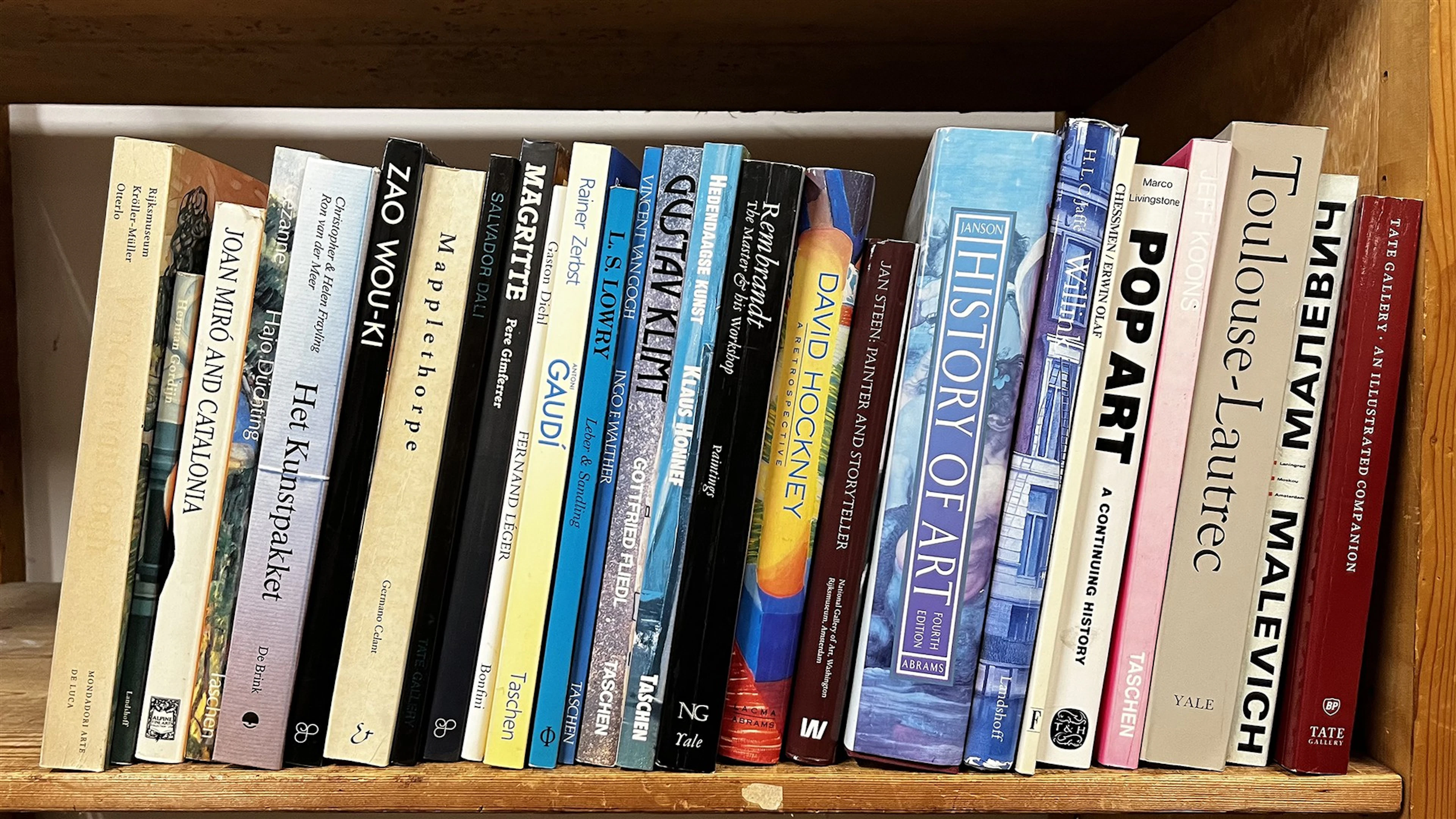 Kavel bestaande uit 26 kunstboeken in het Engels en Nederlands