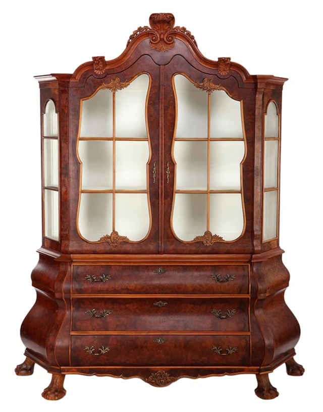 Louis XV-stijl tweedelige vitrinekast met gecontourneerde...