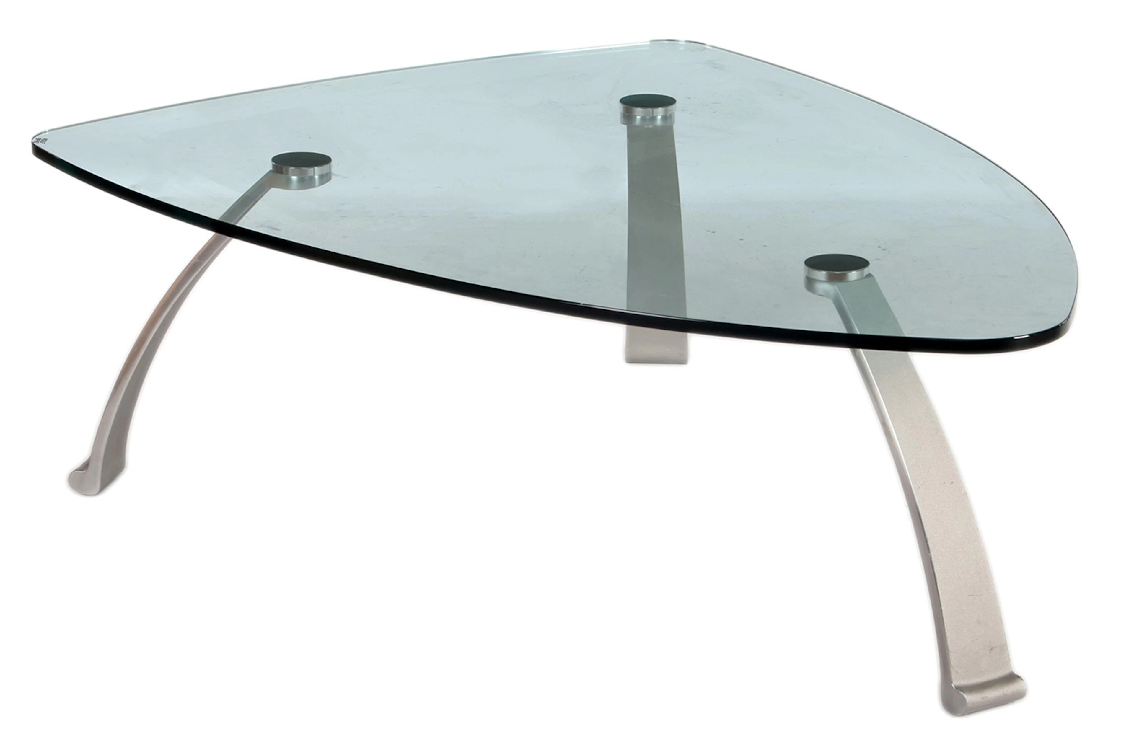 Moderne salontafel met glazen blad en staand op aluminium poten