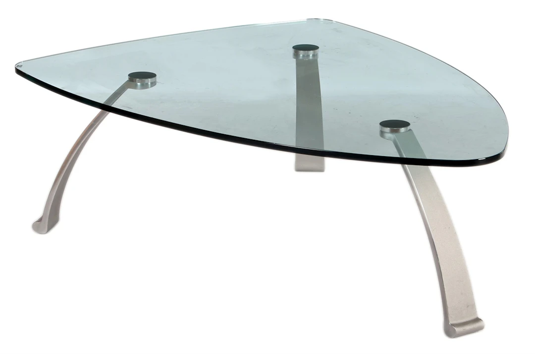 Moderne salontafel met glazen blad en staand op aluminium poten