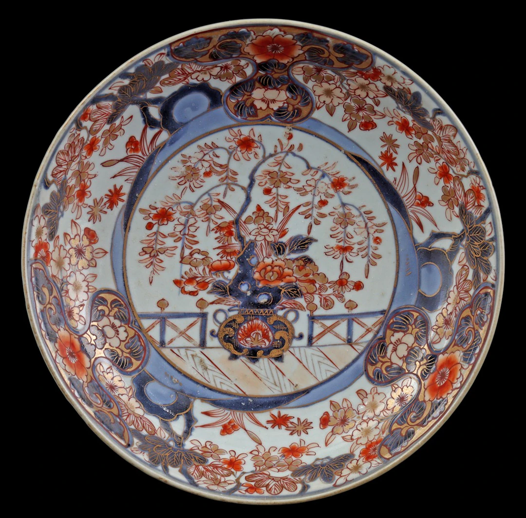 Porseleinen Imari schotel met floraal decor