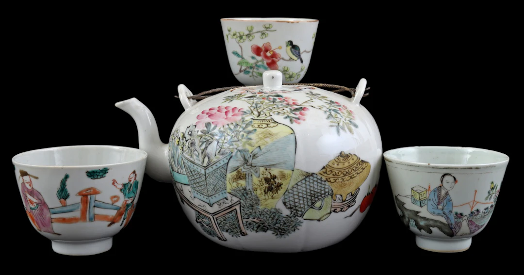Porseleinen Famille Rose theepot met antiquiteiten decor