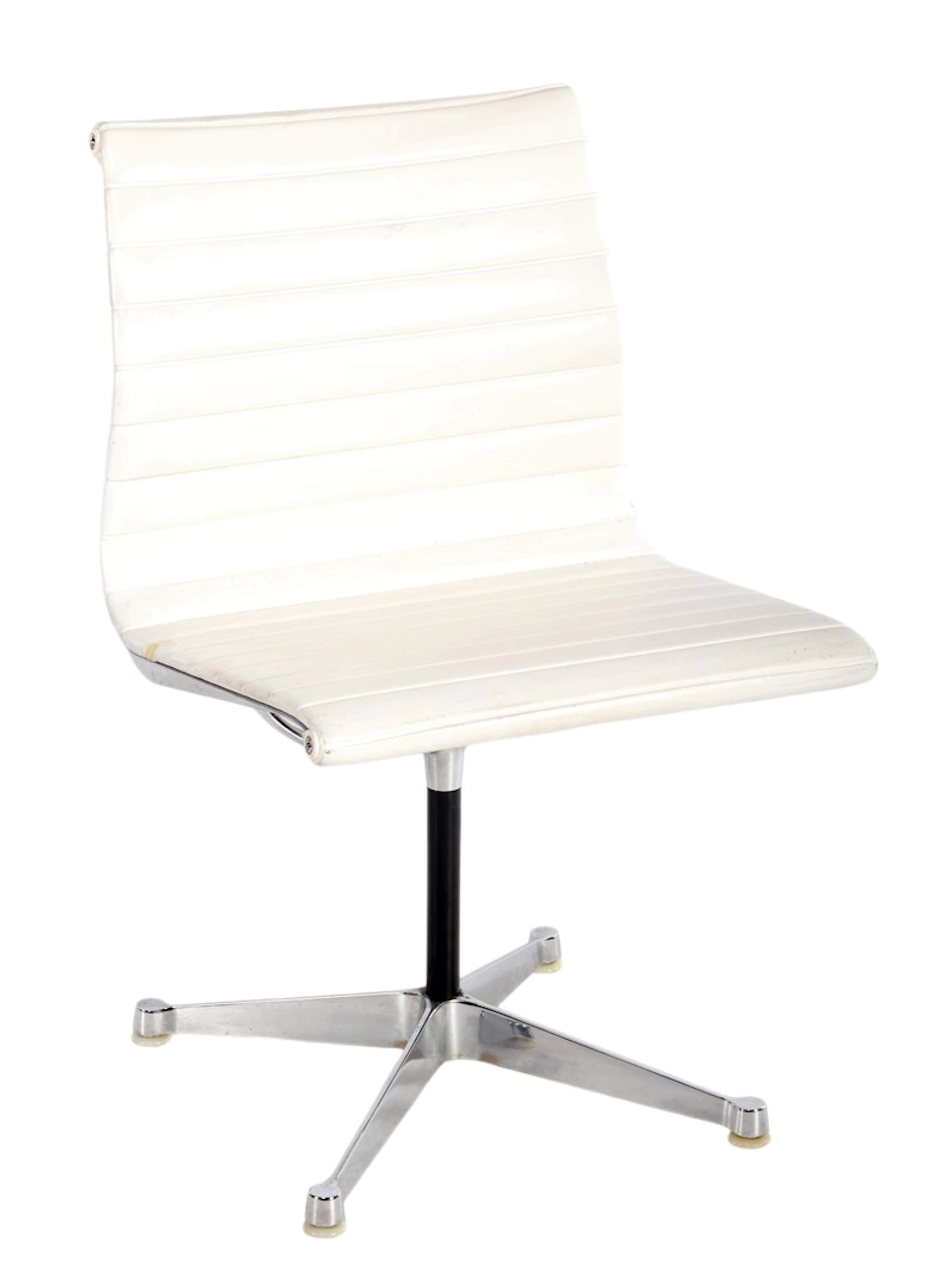 Aluminium draaistoel bekleed met wit kunstleder