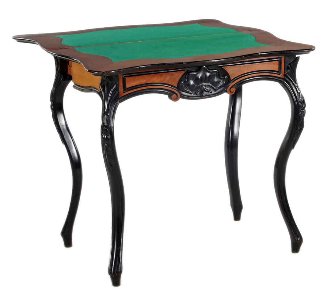 Eiken met notenfineer speeltafel