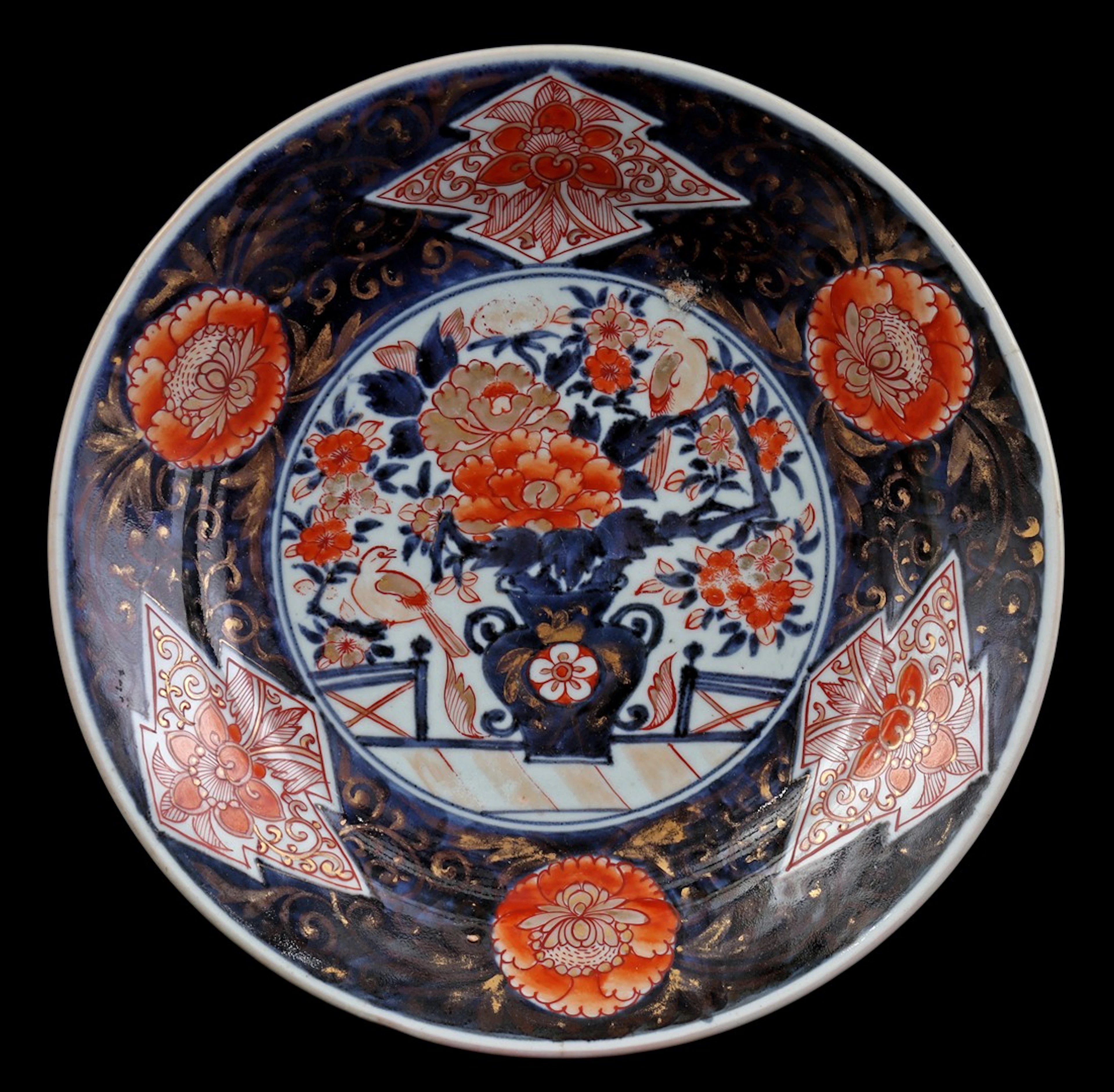 Porseleinen Imari schotel met floraal decor en bloemenvaas met vogels in plat