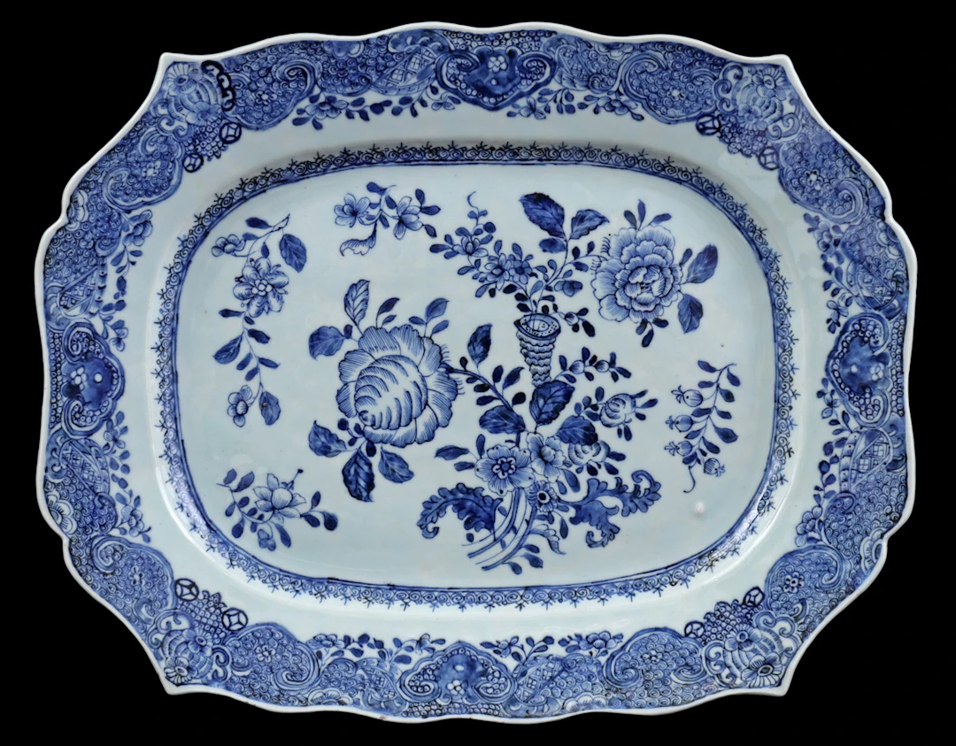 Porseleinen schaal met blauw floraal decor