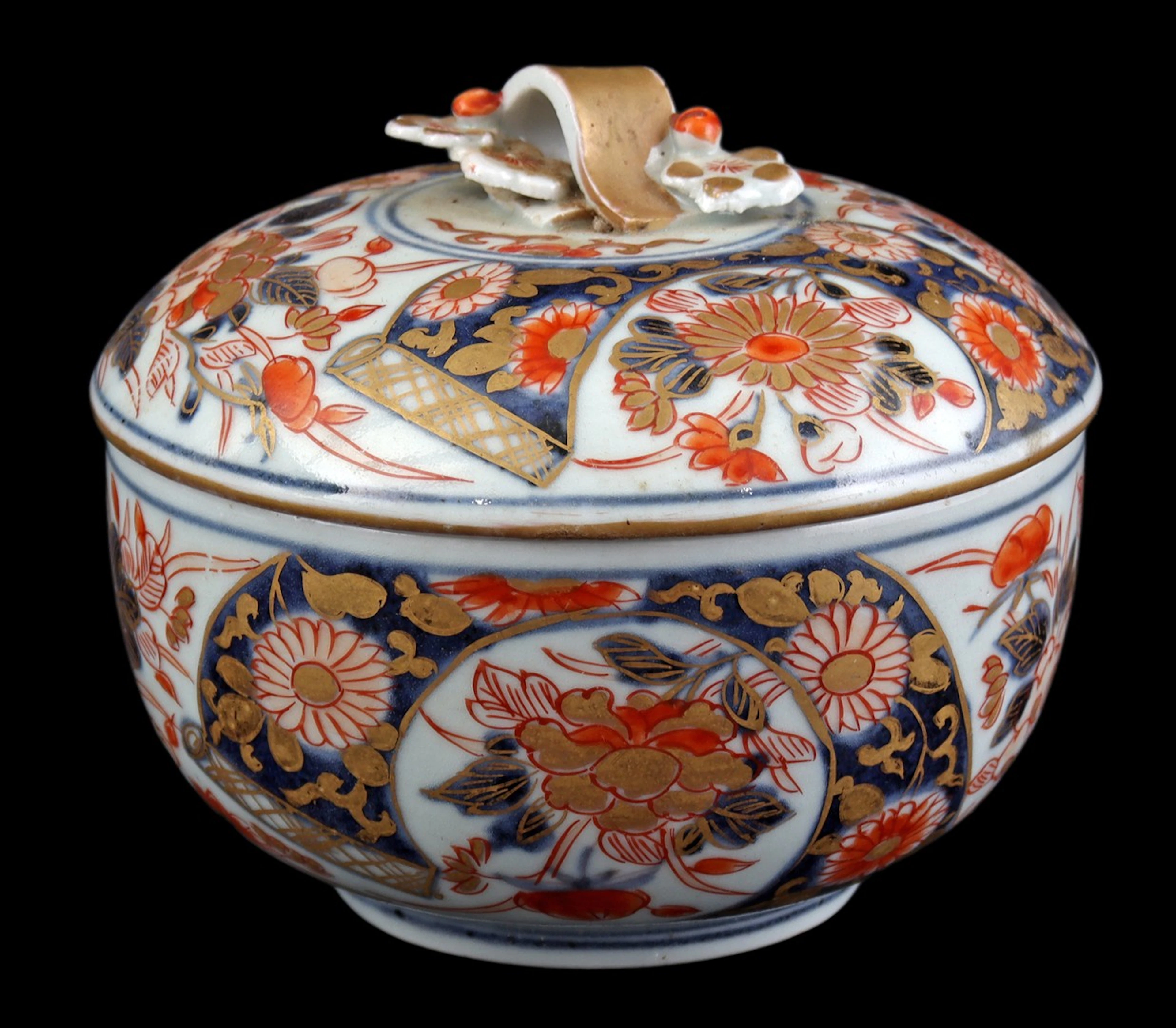 Porseleinen Imari dekselbak met floraal decor