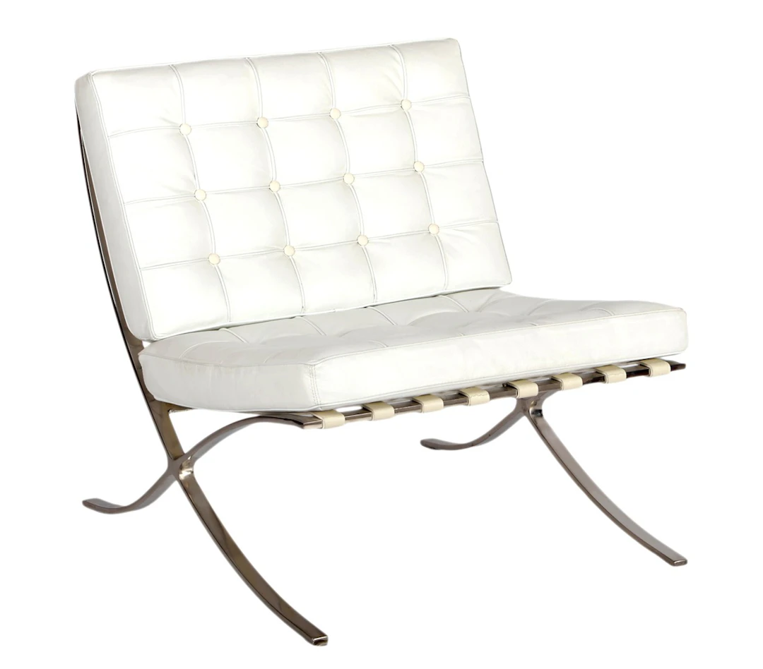Verchroomd metalen loungestoel met wit lederen kussens in...