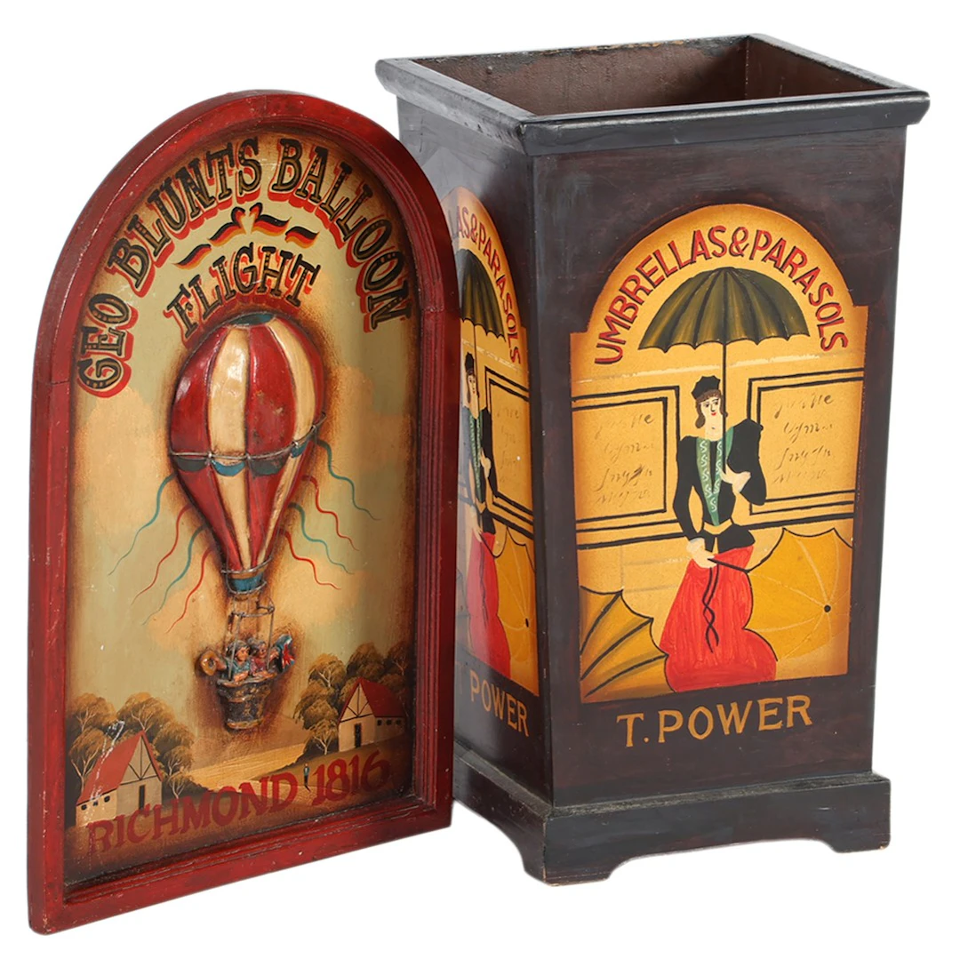 Houten paraplubak en wanddecoratie