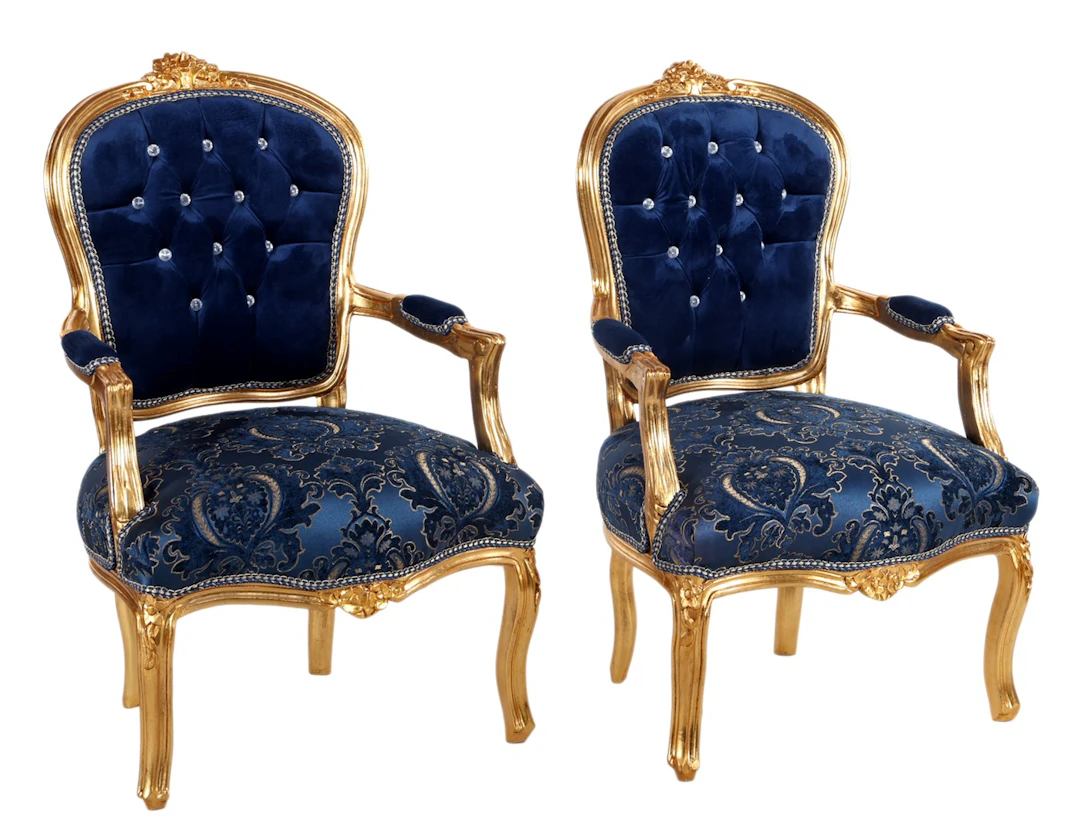 2 klassieke armstoelen met bewerkt goudkleurig frame en donkerblauwe stoffering