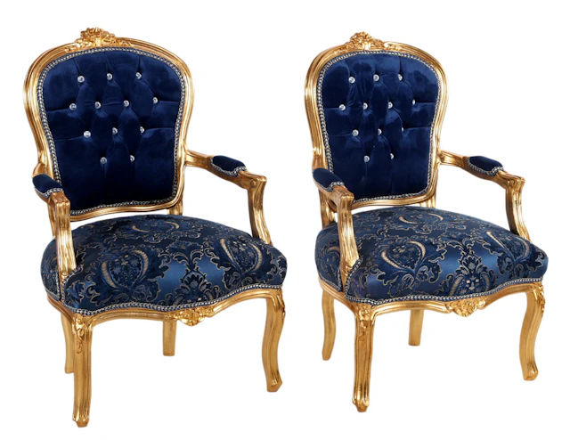 2 klassieke armstoelen met bewerkt goudkleurig frame en donkerblauwe stoffering