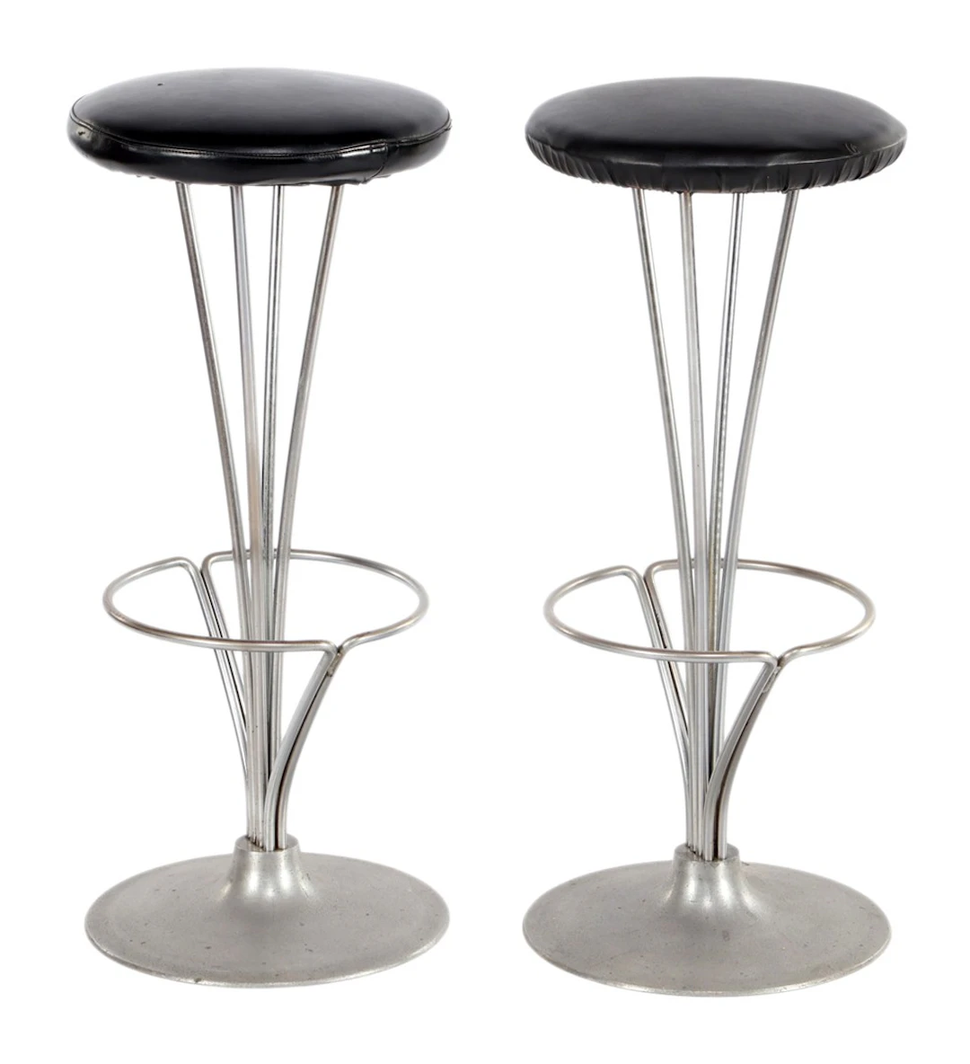 2 metalen barkrukken met zwart lederen bekleding