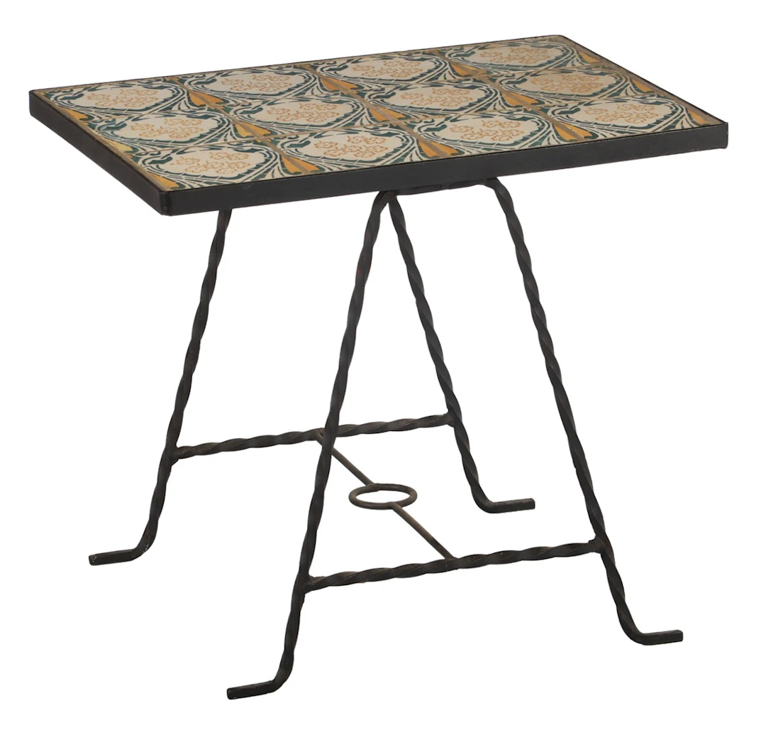Gezwart meten tafel met 12 polychroom aardewerken tegels in blad