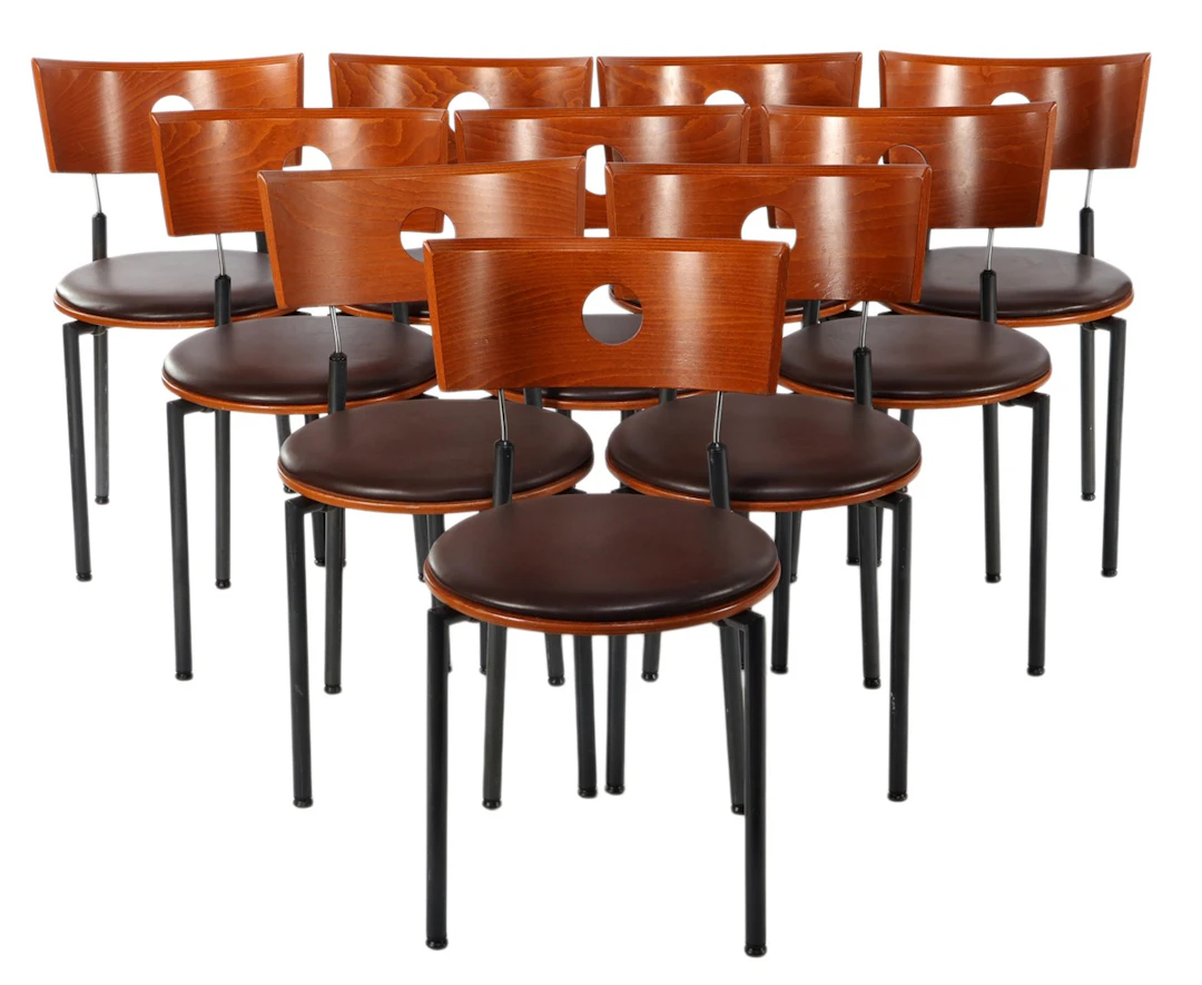 11 eetkamerstoelen met multiplex rug gedragen door blauw...
