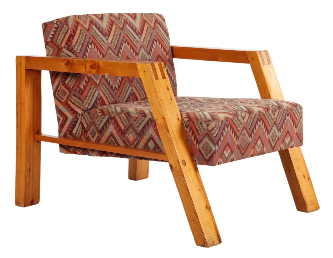Grenenhouten fauteuil met polychrome bekleding