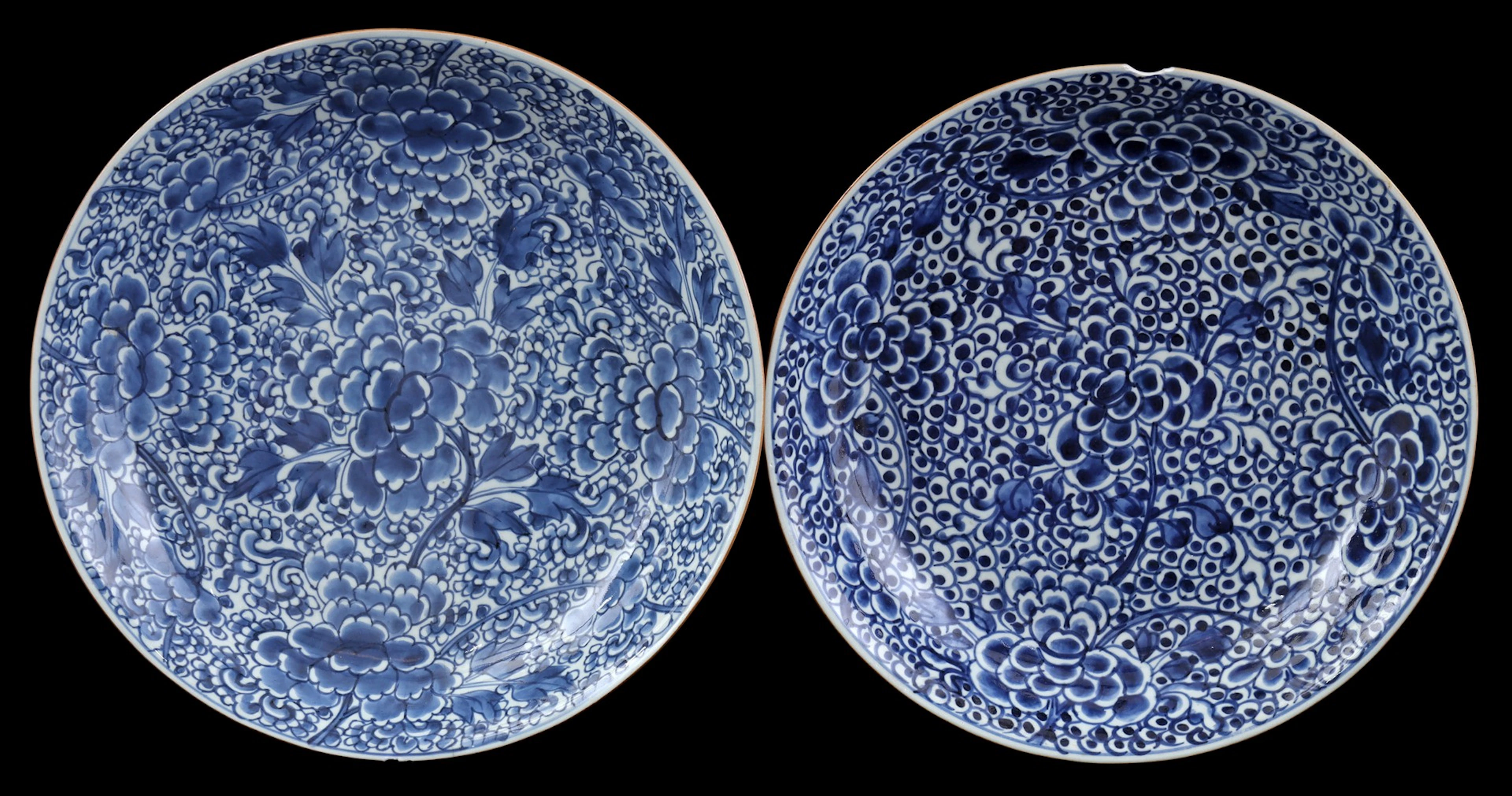 2 porseleinen schotels met blauw lotus decor