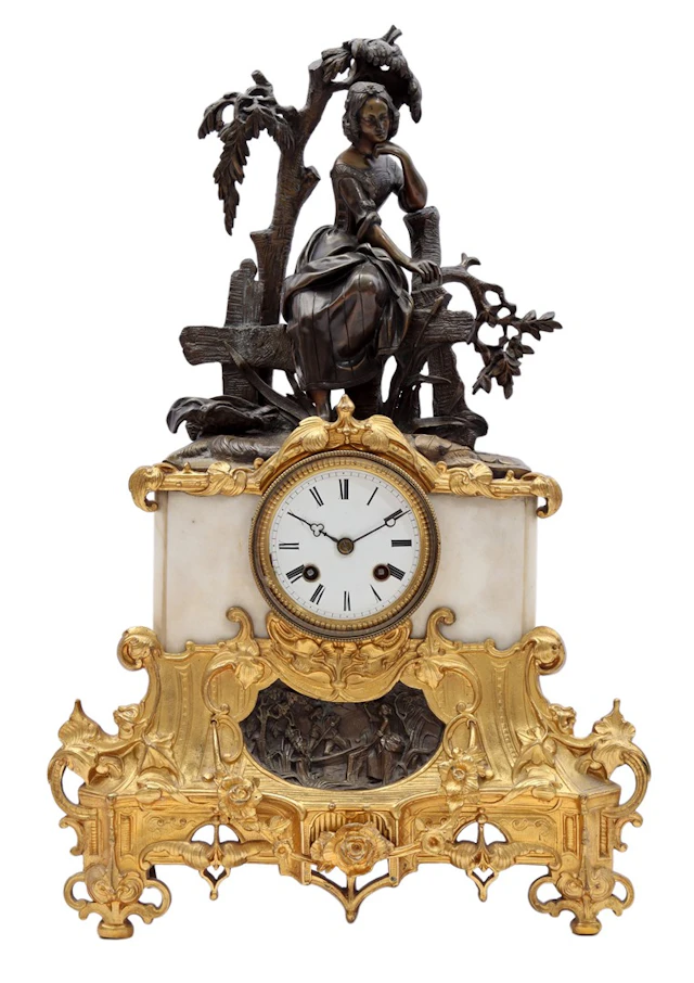 Klassieke pendule met beeld van een vrouw op een hek