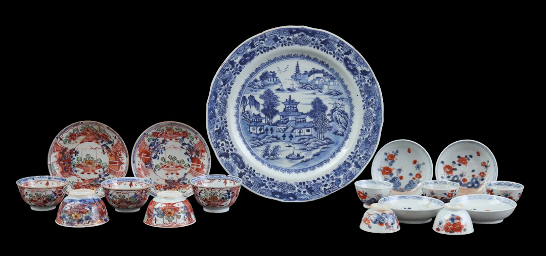 Porseleinen schotel met blauw landschapsdecor