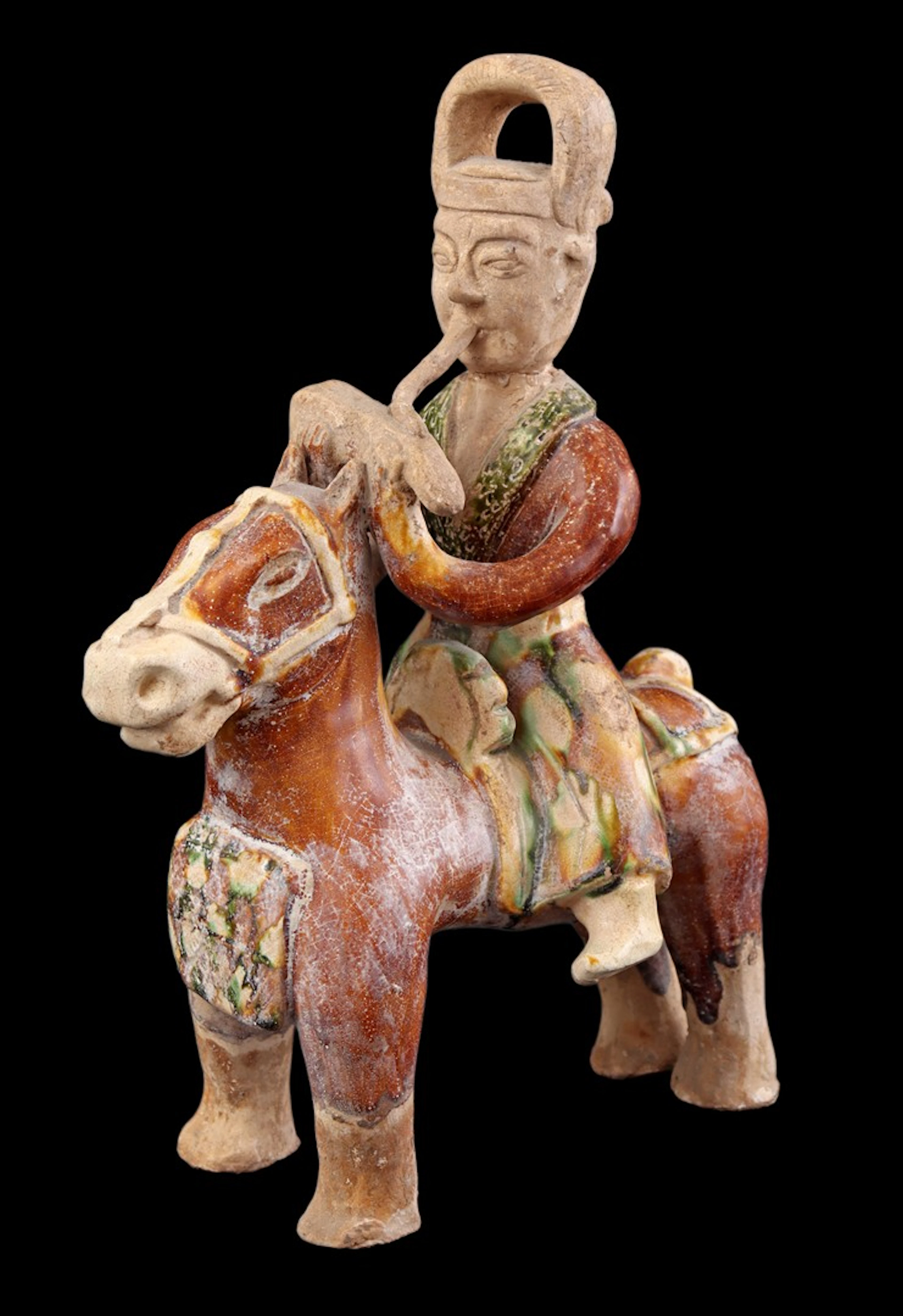 Terracotta beeld van een muzikant te paard in de stijl van de Tang-dynastie