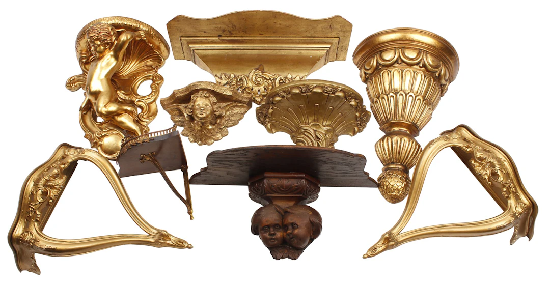 9 diverse wandconsoles waaronder een aardewerken met putto
