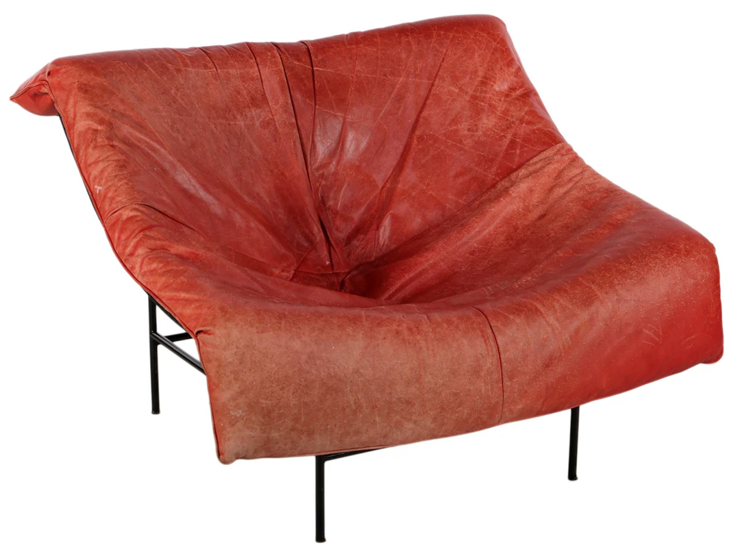 Fauteuil met gezwart metalen frame en rood lederen kussen