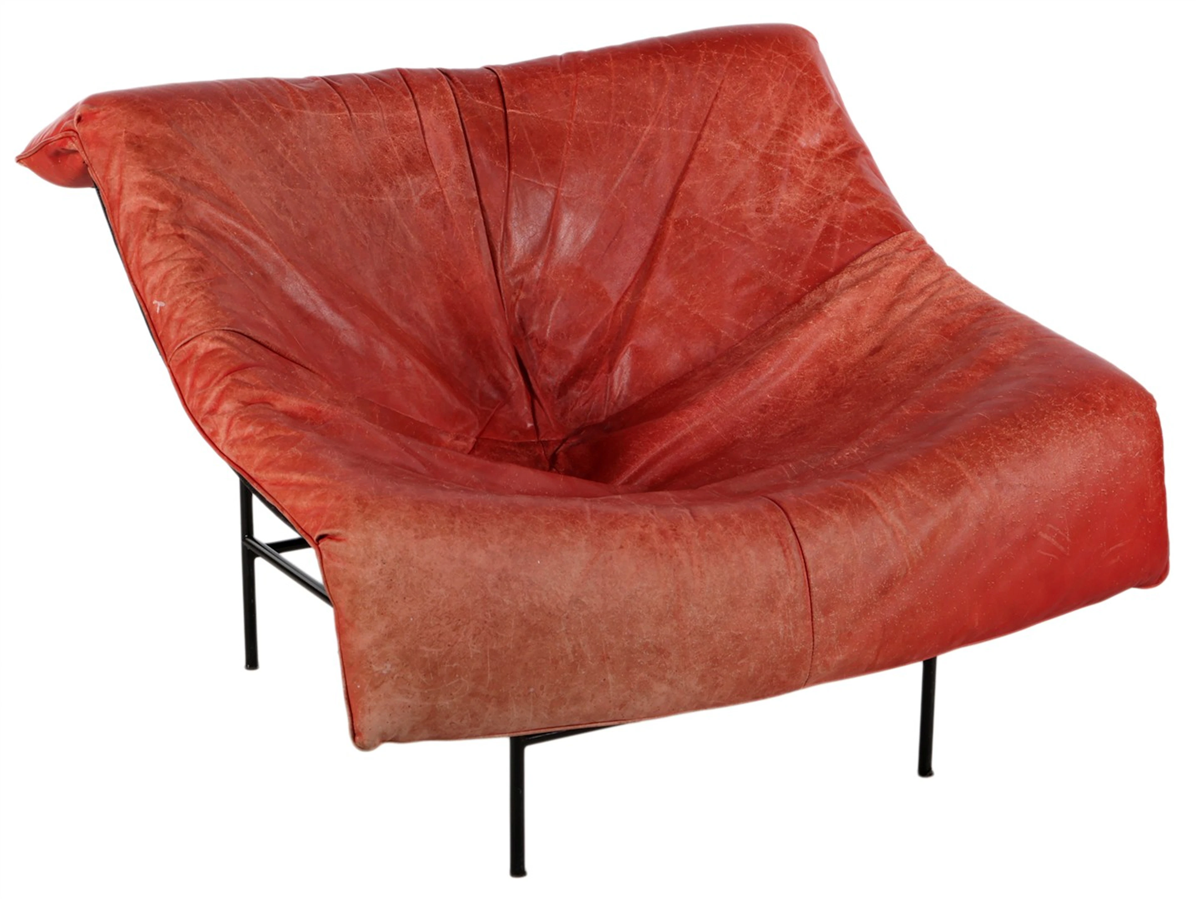 Fauteuil met gezwart metalen frame en rood lederen kussen