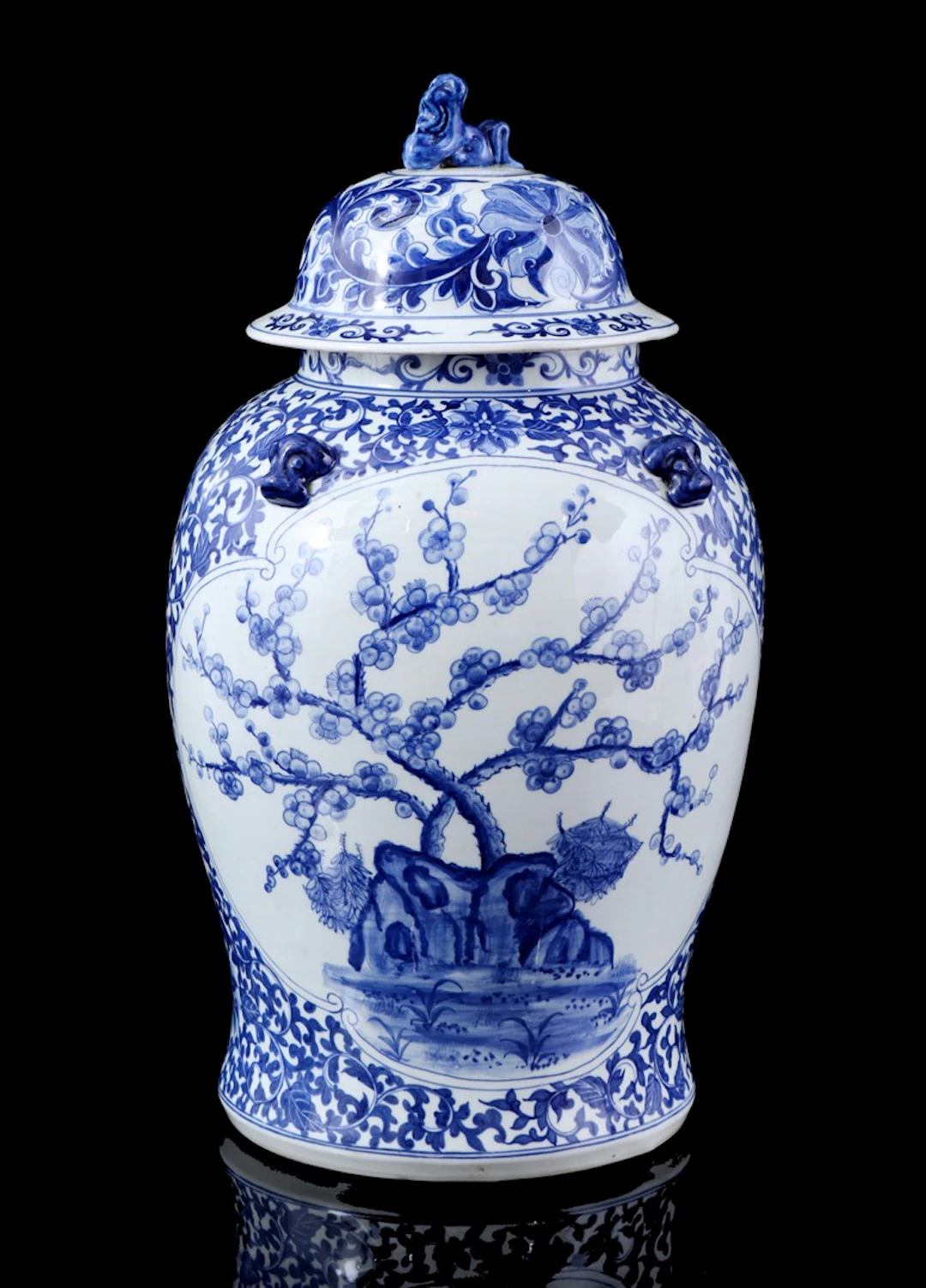 Porseleinen dekselvaas met blauw floraal decor van bloemen