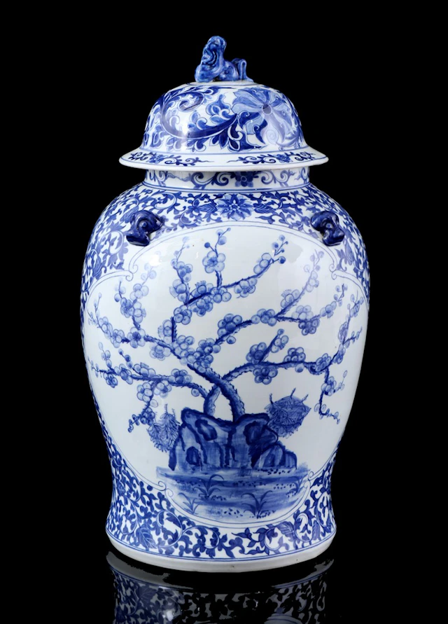 Porseleinen dekselvaas met blauw floraal decor van bloemen