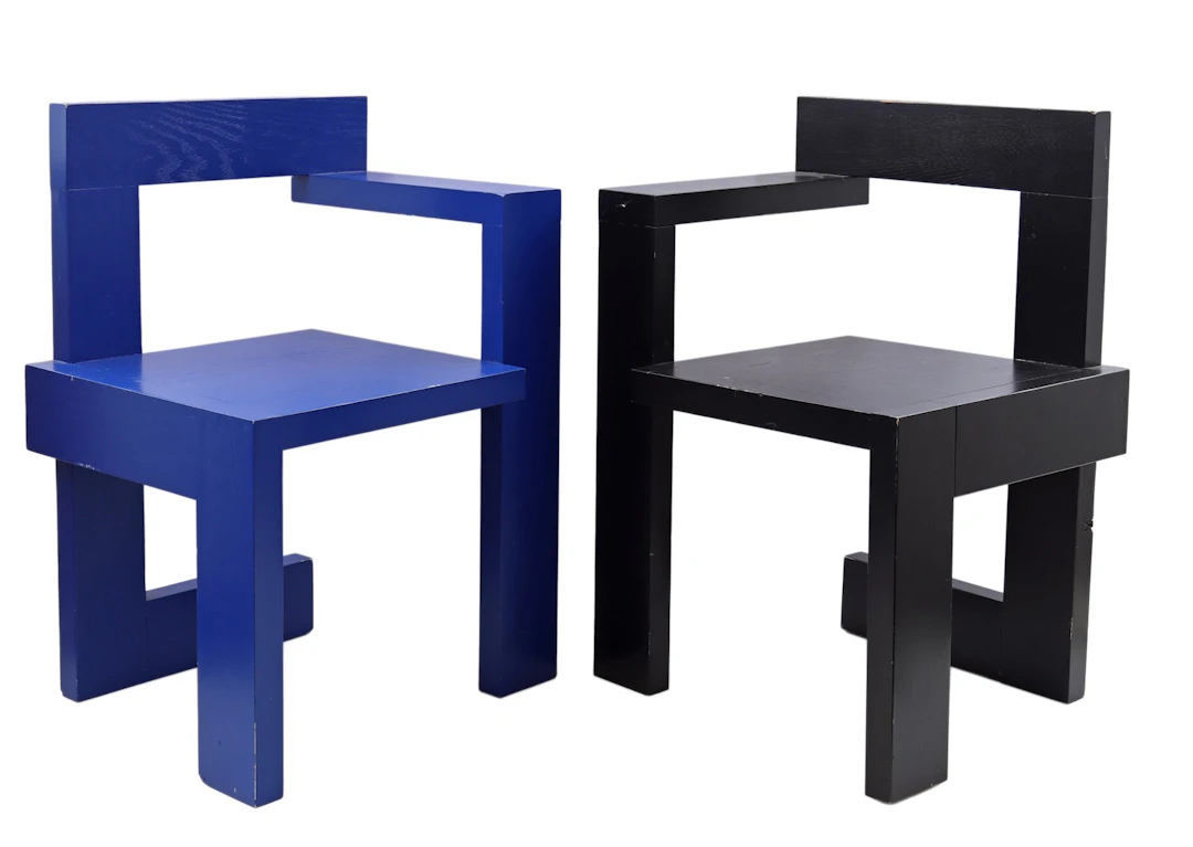 Blauw- en zwartgelakte eiken assymetrische en gespiegelde stoelen