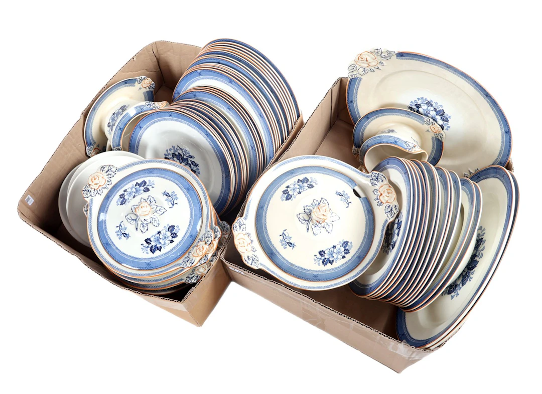 2 dozen Stirling Woodsware aardewerken serviesgoed waaronder dekselschalen