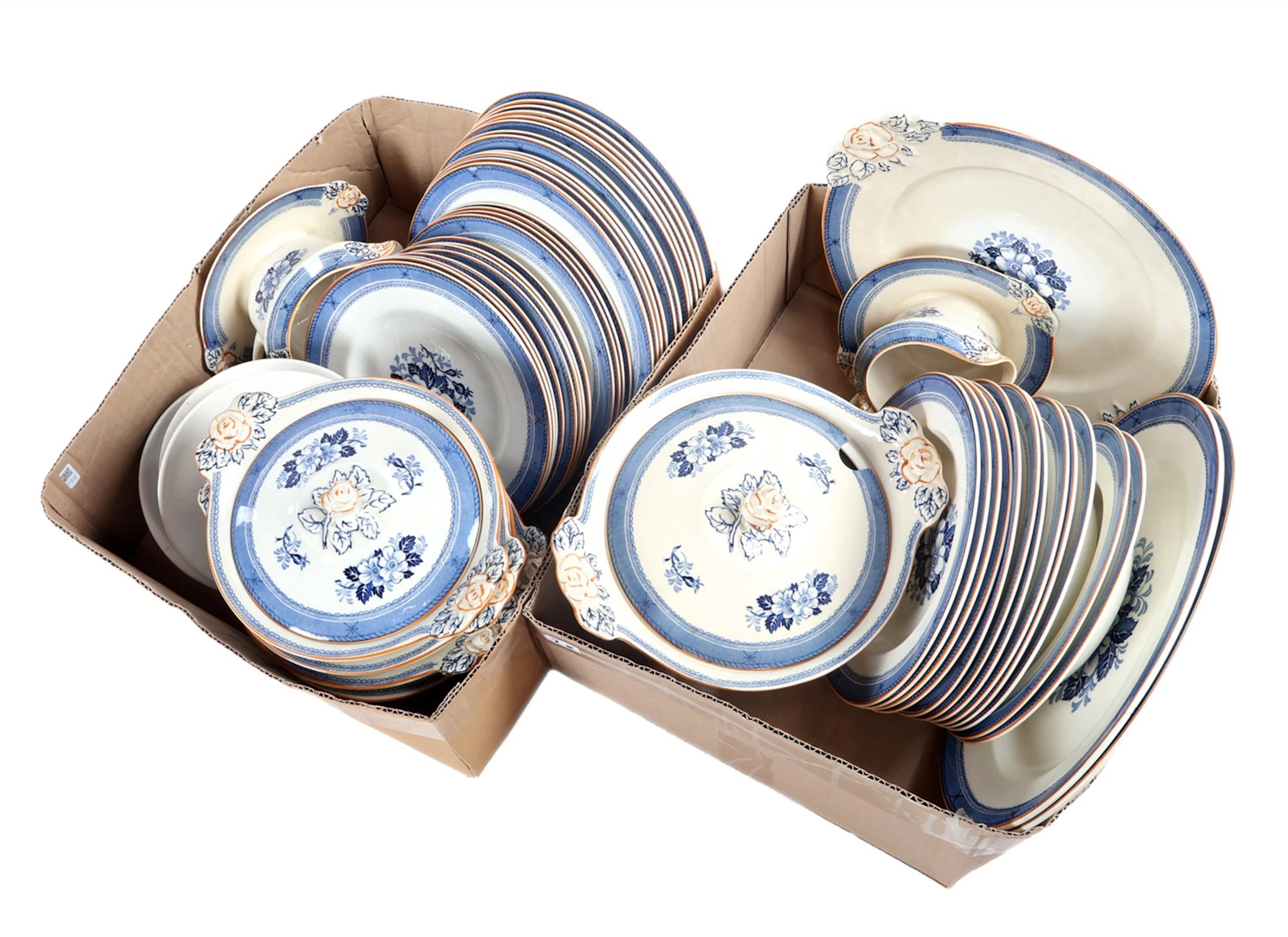 2 dozen Stirling Woodsware aardewerken serviesgoed waaronder dekselschalen