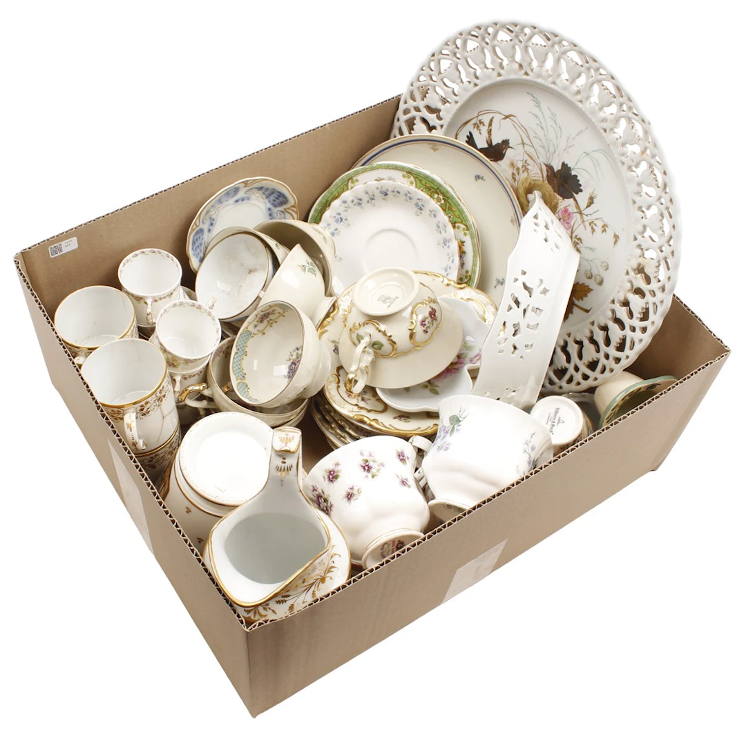 Doos divers porselein met floraal decor waaronder Royal Albert