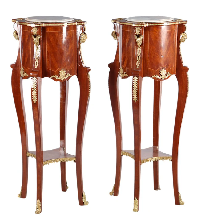 2 rozenfineer piedestals met onderschap