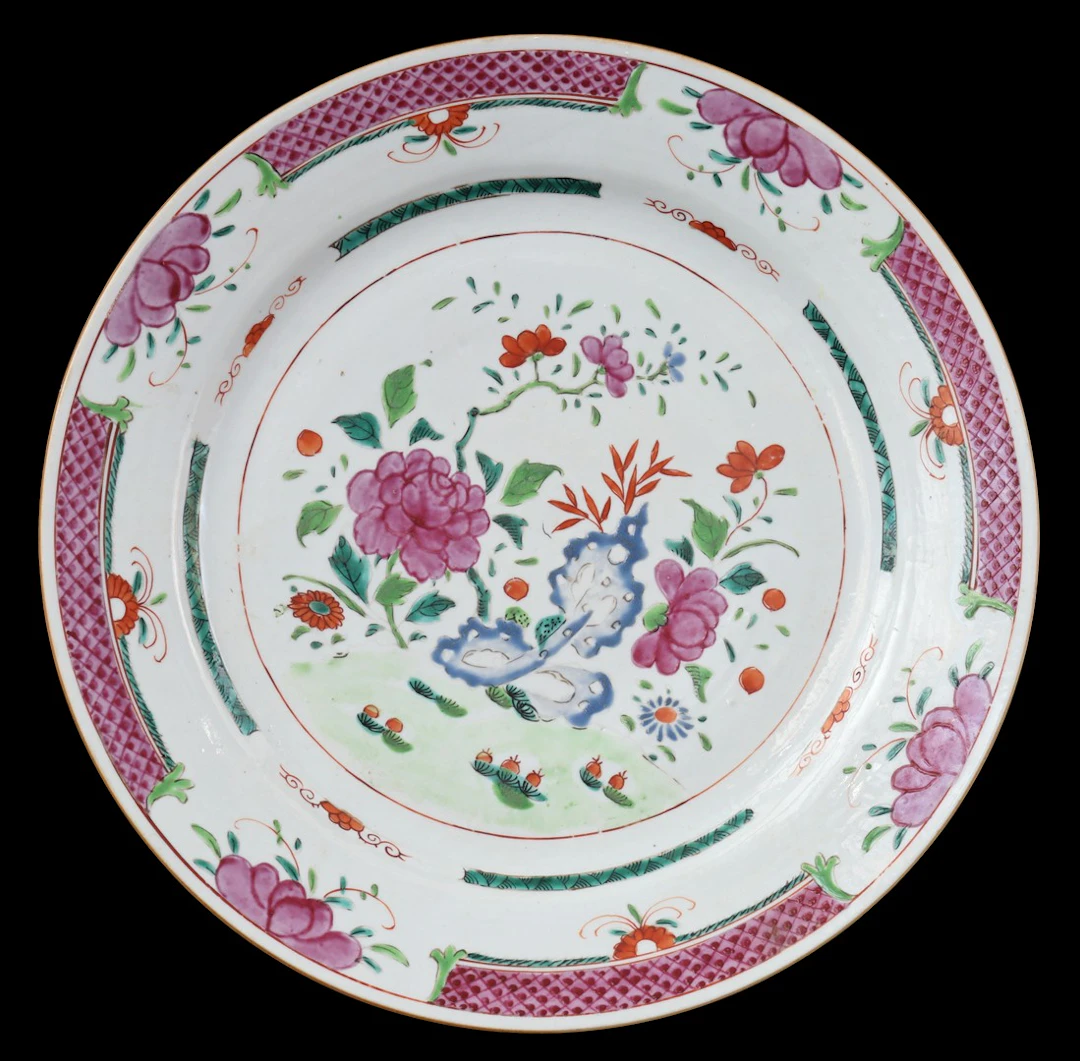 Porseleinen Famille Rose schotel met floraal decor