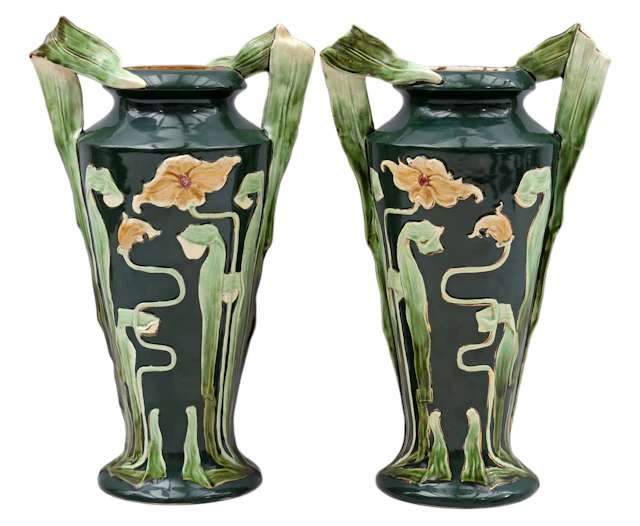 2 aardewerken Jugendstil vazen met floraal decor