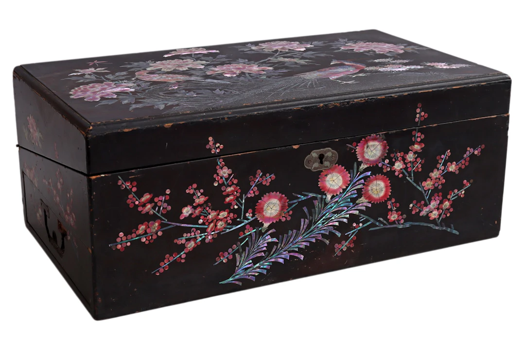 Gezwart houten schrijfkist met polychroom oosters decor...